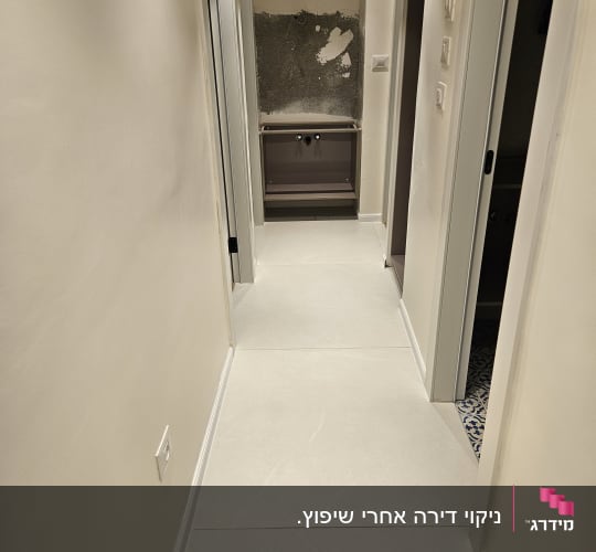 מסדרון עם קירות בהירים ורצפה נקייה